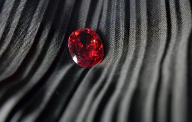  Yakut kırmızı mücevherdir Pahalı mücevherler yapmak için doğası gereği güzeldir