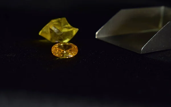 Yellow diamond It is a diamond with beautiful colors, rare and expensive for jewelry making