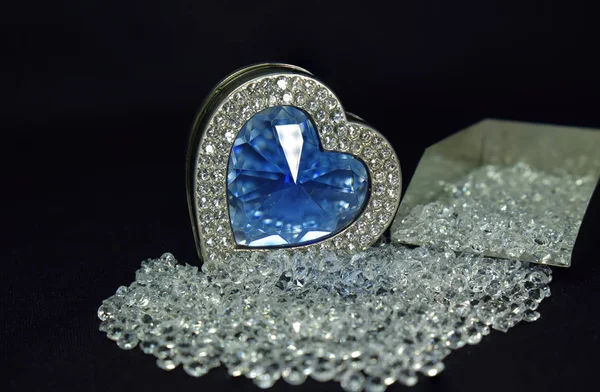 Coração Azul Aquamarine Forma Coração Rodeado Por Diamantes Luxuosos Caros — Fotografia de Stock