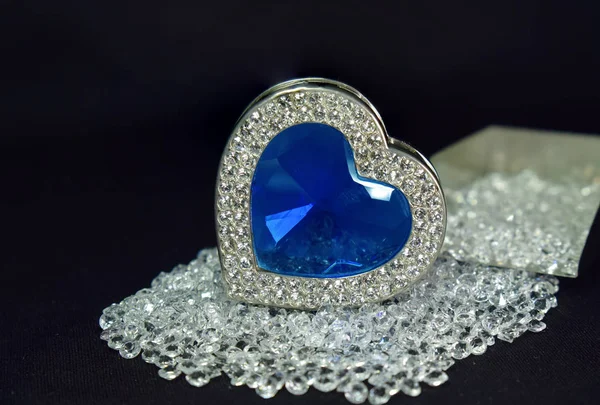 Corazón Azul Aguamarina Forma Corazón Rodeado Diamantes Lujosos Caros — Foto de Stock