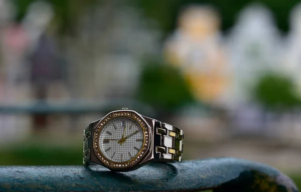 사치품 시계는 오랫동안 시계이다 희귀하고 값비싼 골동품들이 있습니다 — 스톡 사진