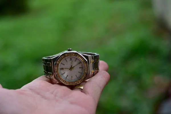 2 000 000 imagenes de Reloj antiguo en la mano libres de derechos Depositphotos