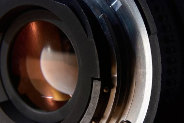 Profesyonel fotoğrafçılar için keskin ve güzel bir kalite sağlayan kamera lensi..