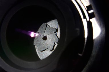 Profesyonel fotoğrafçılar için keskin ve güzel bir kalite sağlayan kamera lensi..