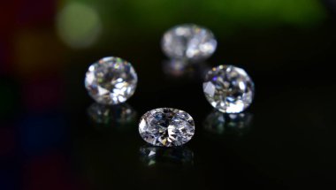 Elmaslar değerli, pahalı ve nadirdir. Mücevher yapmak için.