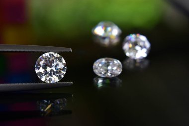 Elmaslar değerli, pahalı ve nadirdir. Mücevher yapmak için.