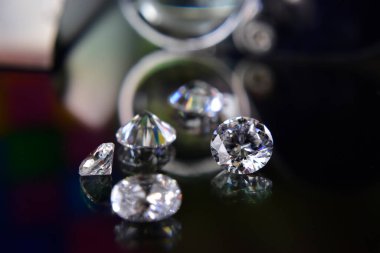 Elmaslar değerli, pahalı ve nadirdir. Mücevher yapmak için.