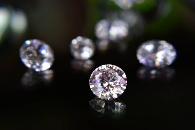 Elmaslar değerli, pahalı ve nadirdir. Mücevher yapmak için.