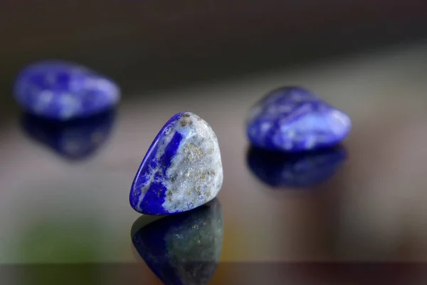 Lapis Een Prachtige Natuursteen Een Houten Vloer — Stockfoto