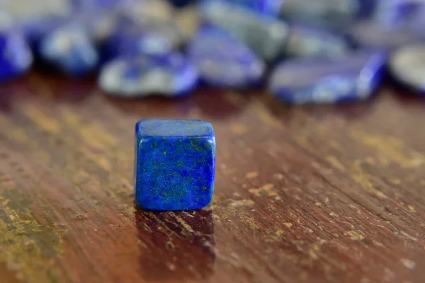Lapis, ahşap zeminde çok güzel bir değerli taştır.