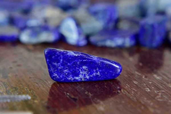 Lapis, ahşap zeminde çok güzel bir değerli taştır.