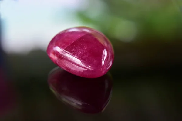 Yakut Ahşap Zeminde Güzel Kırmızı Bir Mücevher — Stok fotoğraf