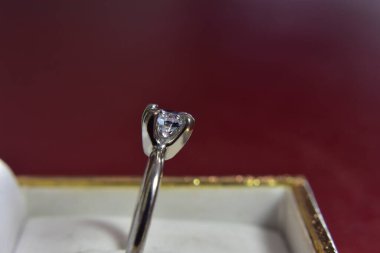 Elmaslar değerli, pahalı ve nadirdir. Mücevher yapmak için.