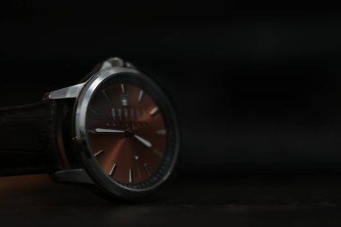 Lüks saatler uzun zamandır birikmiş bir saattir. Nadir bulunan ve pahalı pek çok antika var.