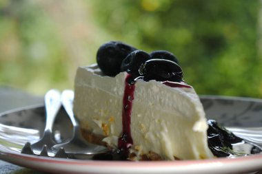 Pasta yaban mersinli cips keki lezzetli tatlı bir tatlıdır.