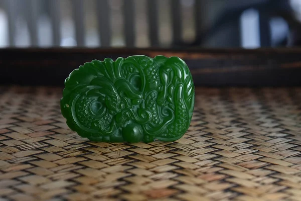 Yeşil yeşim. Nadir ve pahalı bir yeşim taşı..