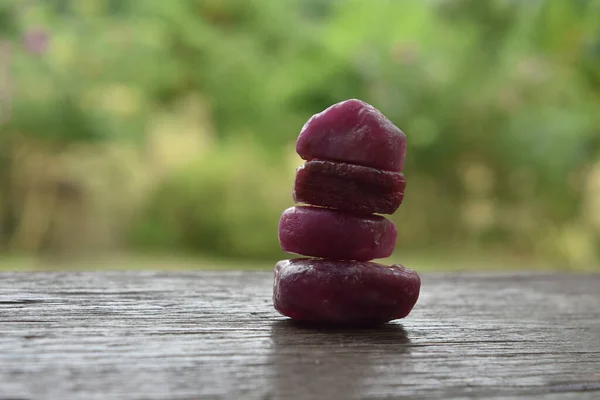 Rubi Vermelho Pedaço Colocado Junto Uma Camada Fundo Natural — Fotografia de Stock