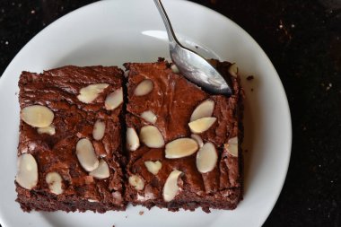 Pasta, kek renginde ve iştah açıcıdır.