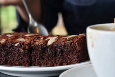 Pasta, kek renginde ve iştah açıcıdır.