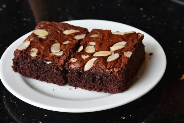 Pasta, kek renginde ve iştah açıcıdır.