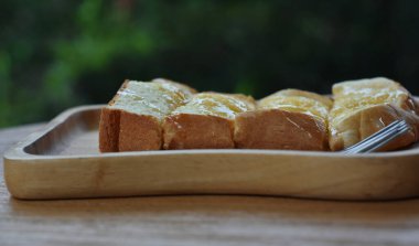 Sütlü ekmek ve tereyağı. Çok lezzetli.