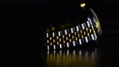 Lüks saat pahalı bir kol saatidir.