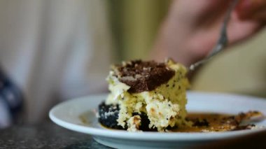 Pasta yaban mersinli cips keki lezzetli tatlı bir tatlıdır.