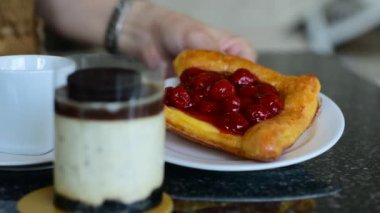 Pasta yaban mersinli cips keki lezzetli tatlı bir tatlıdır.