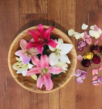 Lily kompozisyonu. Ahşap bir kapta lilyum