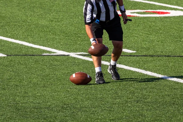 Árbitro definindo futebol americano em campo — Fotografia de Stock