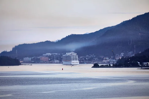 Ketchikan Alaska limanına çekerek Cruise gemisi — Stok fotoğraf