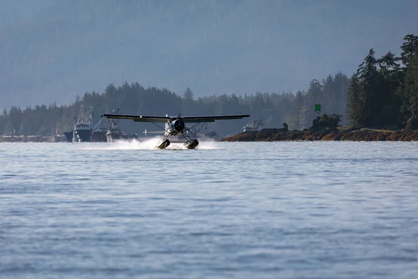 Ketchikan, Alaska limanına deniz uçağı iniş. — Stok fotoğraf