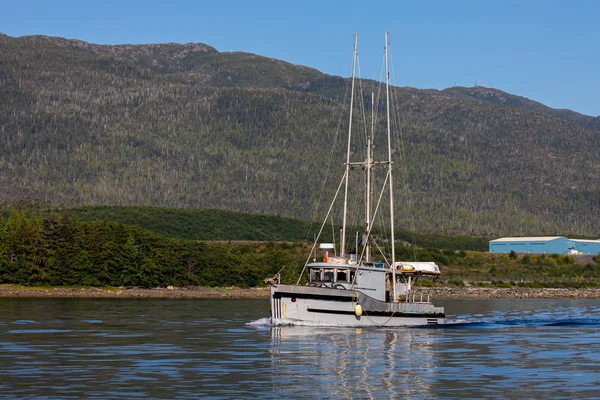 Gün Ketchikan, Alaska için dışarı gidiyor balıkçı teknesi — Stok fotoğraf