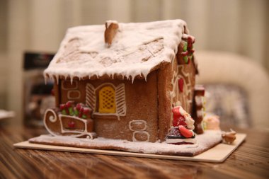  . Masanın üzerinde el yapımı zencefilli ekmek evi.