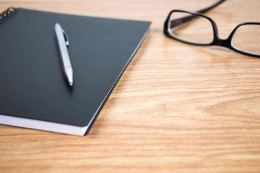 Hazır kalem ve defter ile bir işadamının yan görünümü 