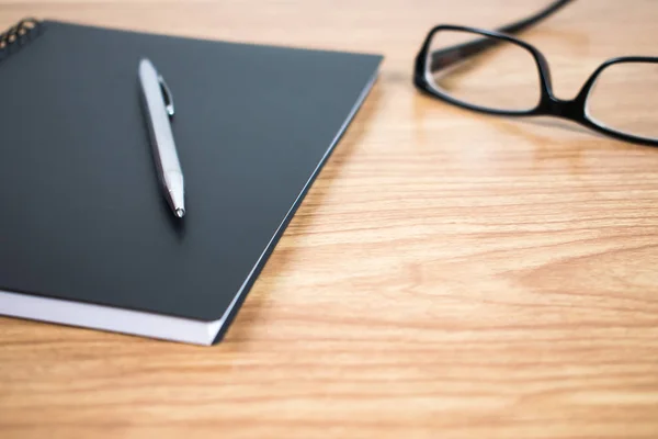 Oldalnézetből egy üzletember, tollal és notebook a kész — Stock Fotó