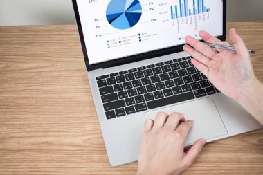 İşadamlarının elleri, bilgi işlemle ilgili grafikleri ve verileri analiz ediyor.