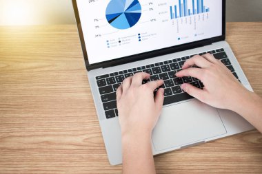 Kahverengi bir ahşap d bir dizüstü bilgisayarda veri grafiği resmi