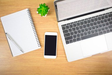 Modern bir tarzda bilgisayarların, dizüstü bilgisayarların ve cihazların en iyi görünümü