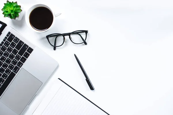 Lieu de travail de bureau avec espace texte, Table en bois blanc avec ordinateur portable — Photo