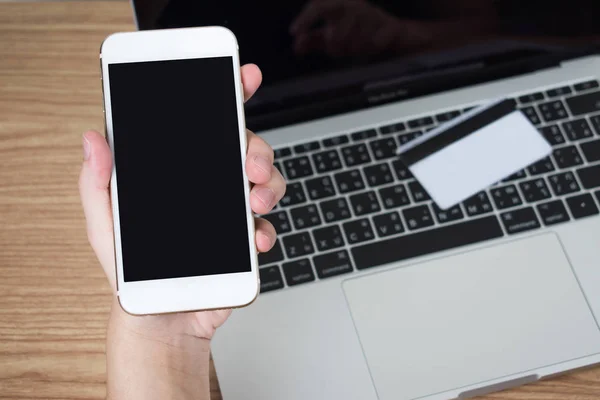 La gente está utilizando teléfonos inteligentes para pagar a través de una tarjeta de crédito colocada en — Foto de Stock