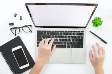Erkeklerin elleri sağ han ile dizüstü bilgisayarda yazıyor