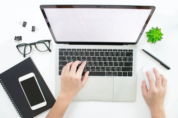 Las manos de los hombres están escribiendo en la computadora portátil con el Han derecho — Foto de Stock