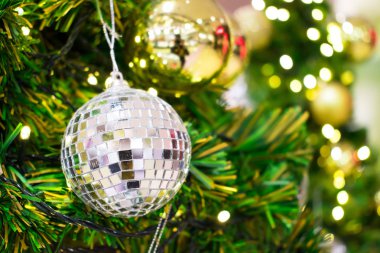 Yakından kapatın. Bir hediye tatilde Chrismas ağacı asılı. Bulanık arka plan