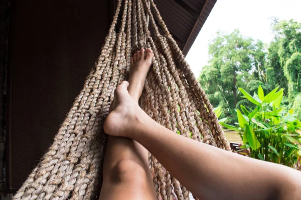 Menina Bonita Relaxante Uma Rede Casa — Fotografia de Stock