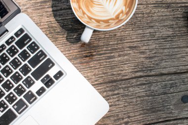 Eski ahşap masada bir bardak kahve latte vardı ve bir hesaplama, Mola zaman.