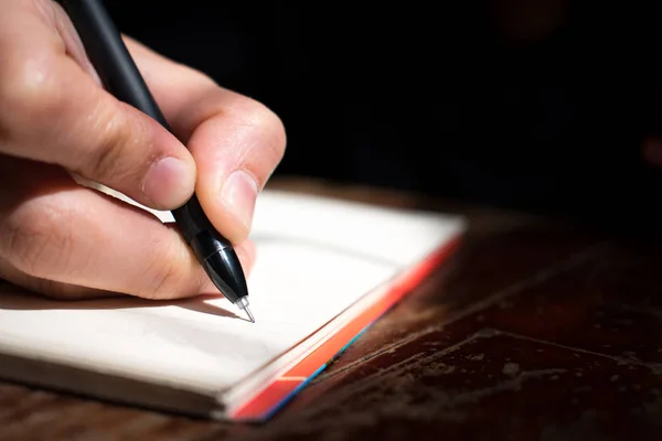 Écris Livre Sur Bureau Bois Près Fenêtre Avec Une Lumière — Photo