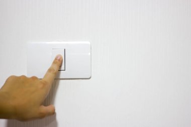 güç anahtarı kapalı ve duvar arka planı.
