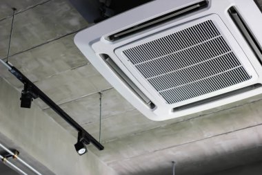 Bir restoranda tavana klima tonuyla.