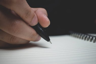 İnsanlar kalemle kitap yazıyorlar. Clouse kadar. 